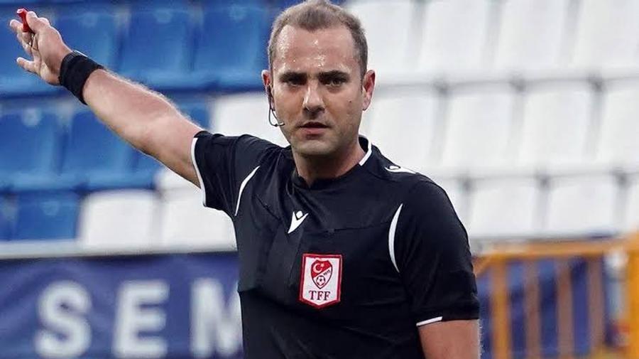 Scandal uriaș, după deciziile controversate de arbitraj » Acuză „centralul” că vrea să dea titlul marii rivale: „Ești orb la cartonașe roșii! Misiunea ta nu va fi îndeplinită”