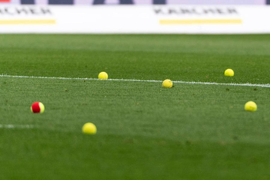Protestele în Germania au continuat și astăzi » Meci oprit, „bombardament” din tribune