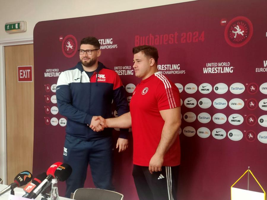 Alin Alexuc și Riza Kayaalp și-au dat mâna la conferința de presă a FR Lupte Foto: Luminița Paul Alin Alexuc, luptătorul campion european în 2020, se apropie de finalul carierei: „Va fi ultimul pentru mine”