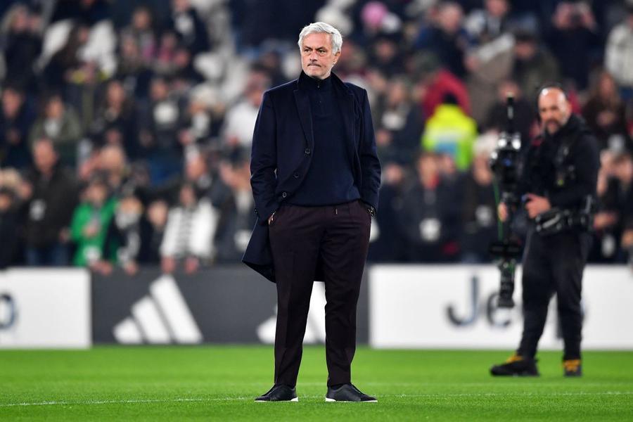 Jose Mourinho așteaptă o ofertă bună. Bayern ar fi perfectă după ruptura de Roma Foto: Guliver/GettyImages Variantă-bombă în Germania » Se pregătește să semneze cu Bayern, dacă Tuchel va fi demis: „Învață deja limba germană”