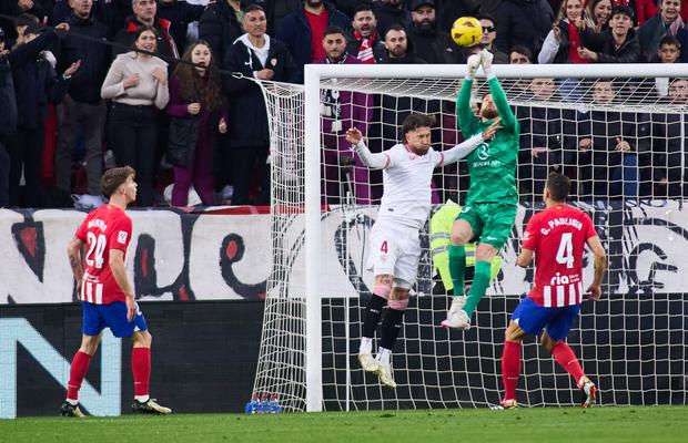 Horațiu Moldovan, lăsat în beznă la Sevilla » Situație complicată pentru Atletico Madrid