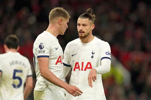 Micky van de Ven și Radu Drăgușin în Manchester United - Tottenham 2-2 Foto: Imago