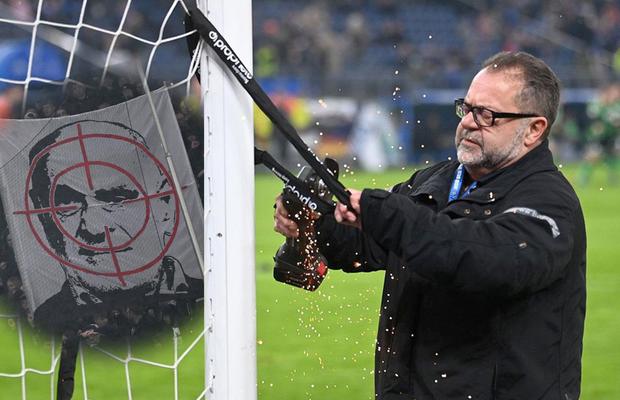 Protestele în Germania au continuat și astăzi » Meci oprit, „bombardament” din tribune
