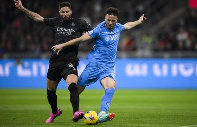 AC Milan trece de Napoli și rămâne în „coasta” lui Juve