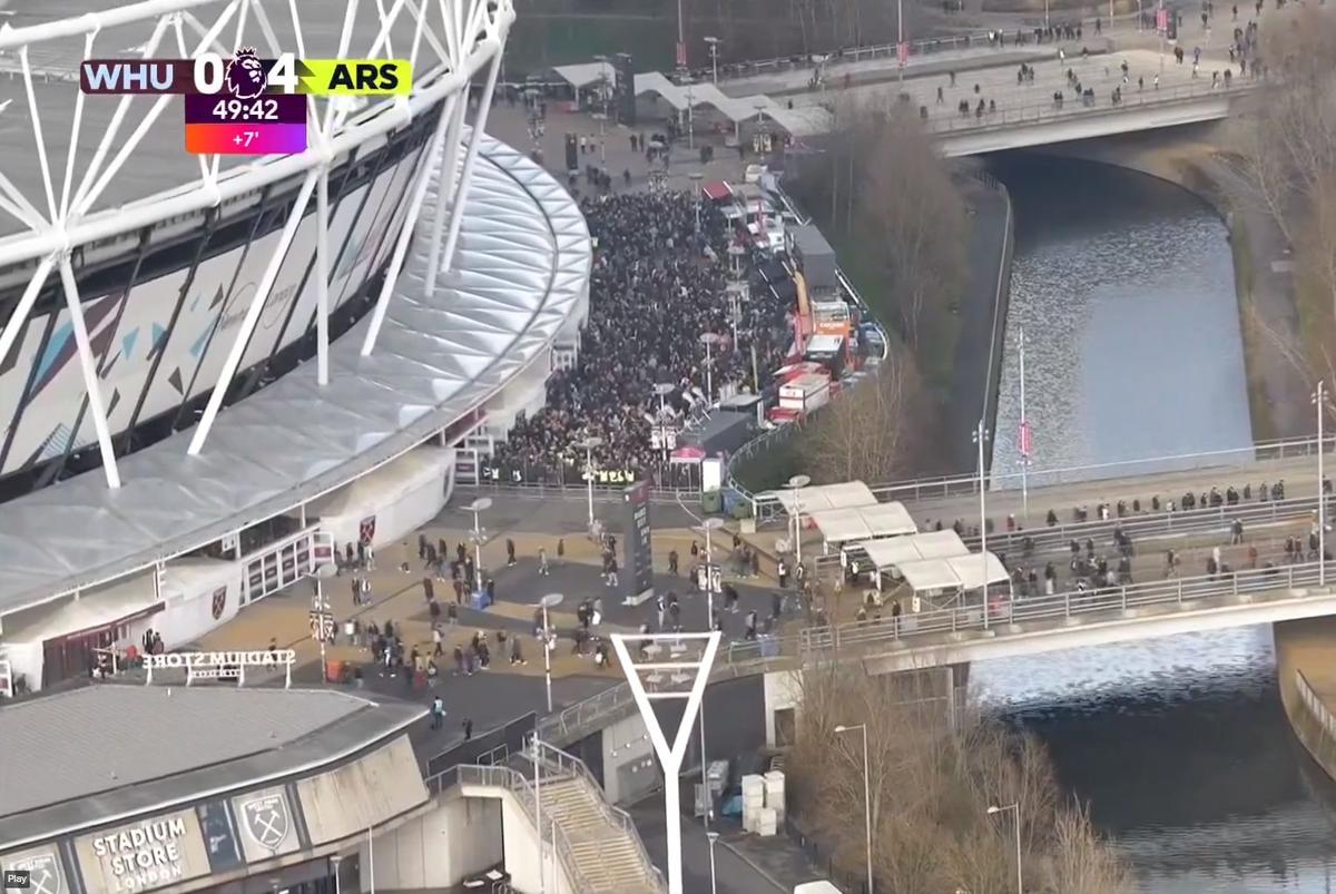 N-au suportat umilința din derby-ul londonez! Mii de spectatori au plecat de pe stadion în timpul primei reprize
