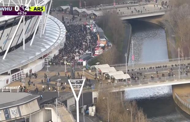 N-au suportat umilința din derby-ul londonez! Mii de spectatori au plecat de pe stadion în timpul primei reprize
