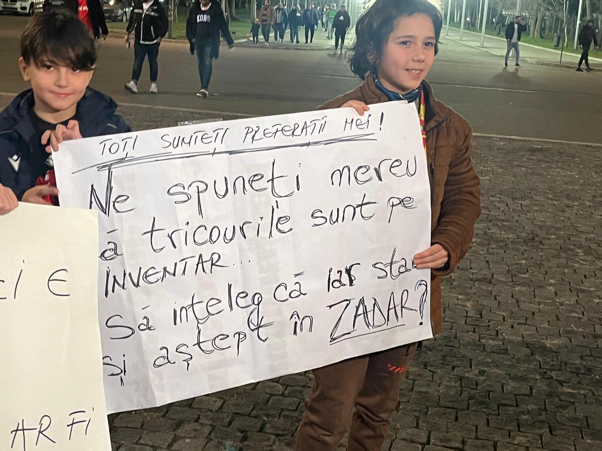 Mesaje inedite aduse de fanii liderului FCSB la meciul cu Sepsi