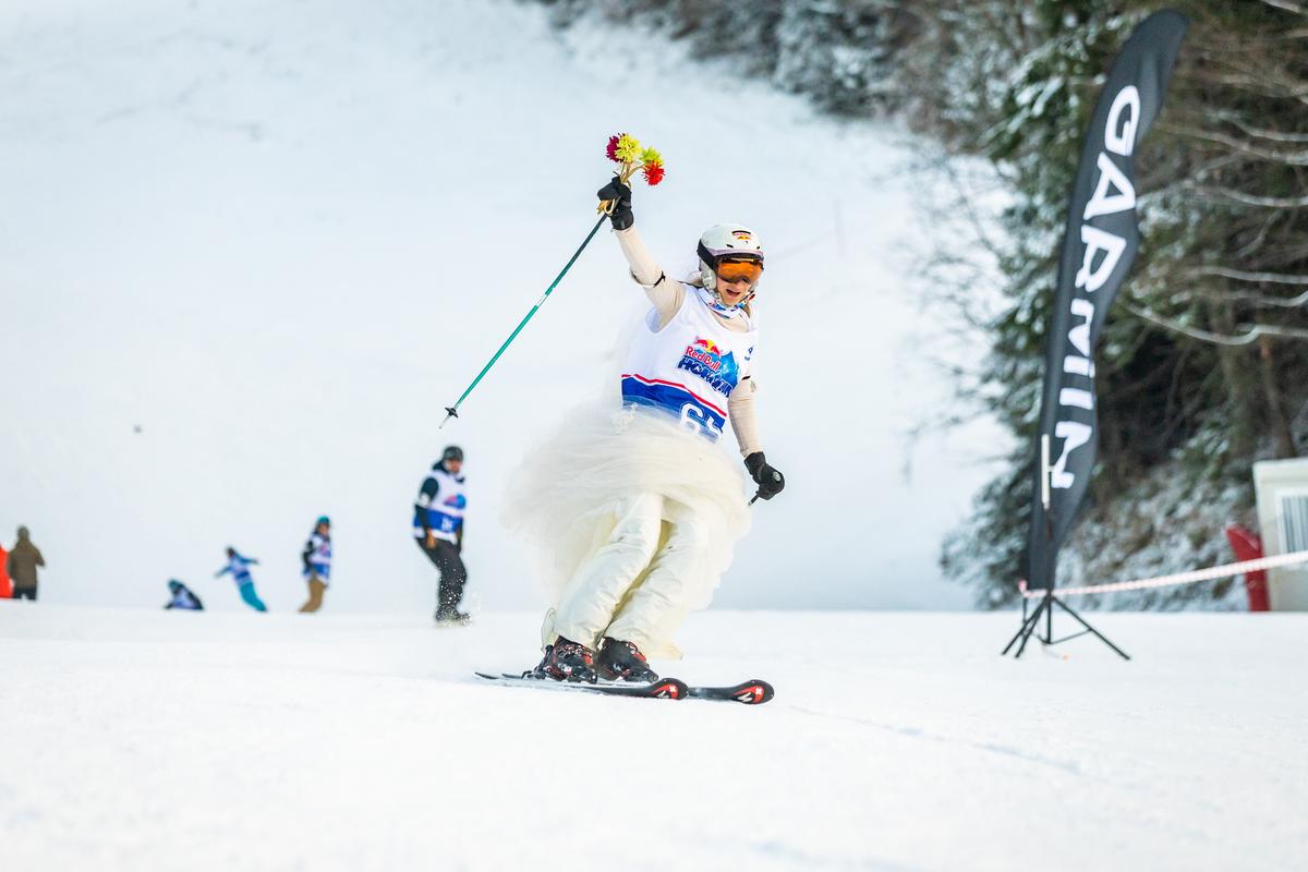 Adrenalină, viteză și costume trăsnite pe pârtie, la Red Bull Homerun