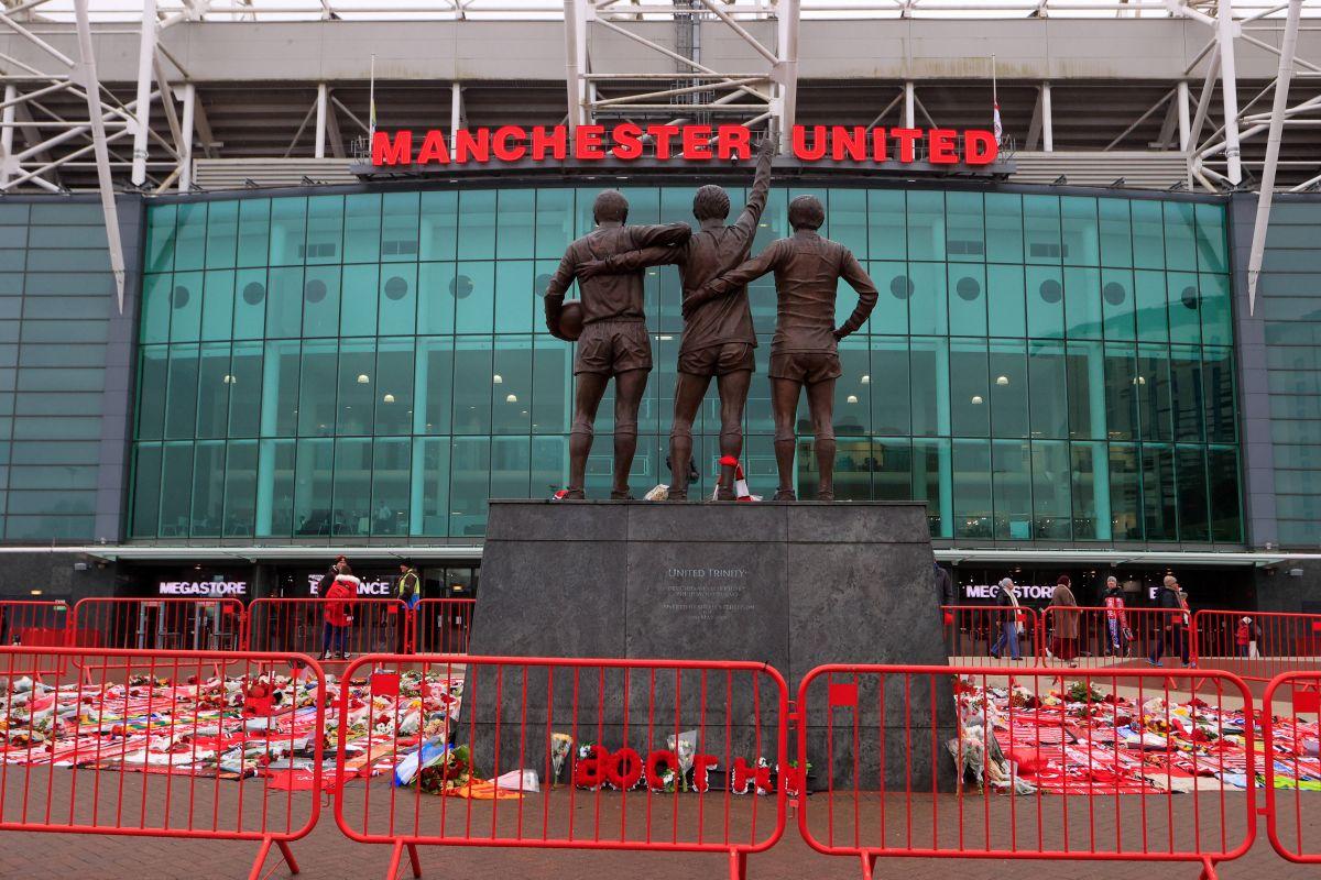 Mii de suporteri ai lui Manchester United s-au adunat pe „Old Trafford” pentru a-i aduce un omagiu lui Denis Law