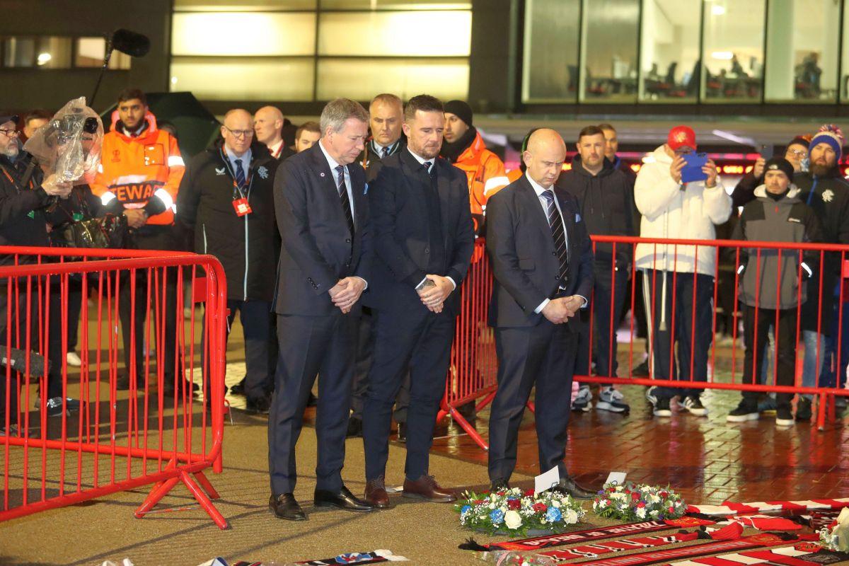 Mii de suporteri ai lui Manchester United s-au adunat pe „Old Trafford” pentru a-i aduce un omagiu lui Denis Law