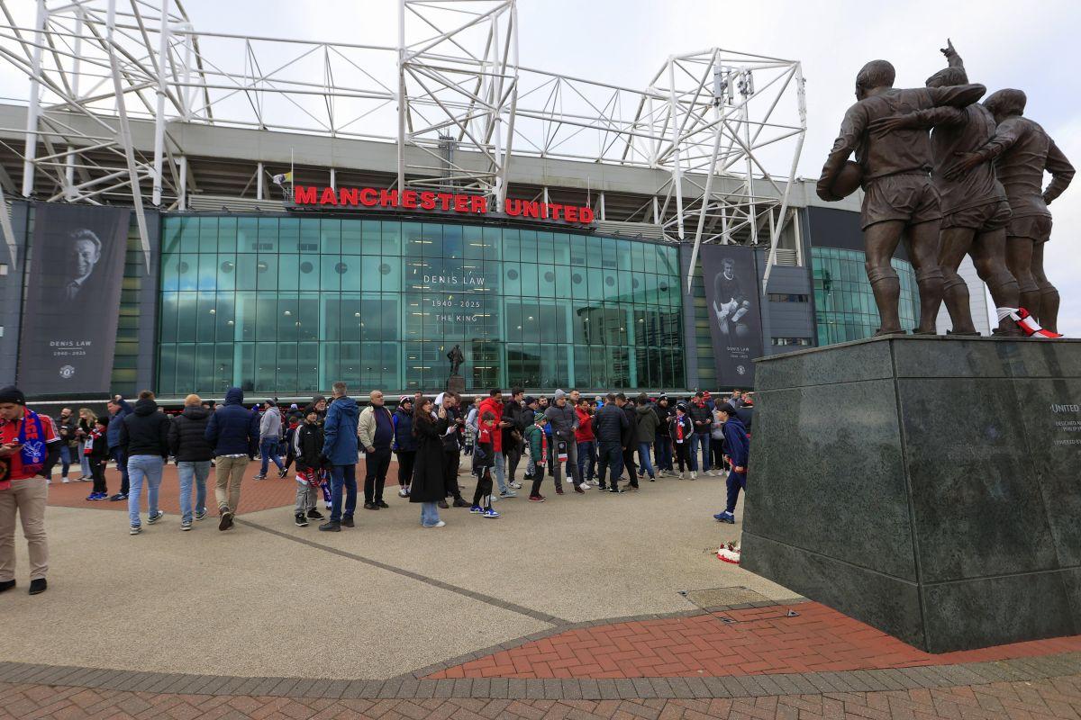 Denis Law, comemorat de fanii Manchester United