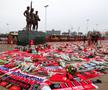 Mii de suporteri ai lui Manchester United s-au adunat pe „Old Trafford” pentru a-i aduce un omagiu lui Denis Law