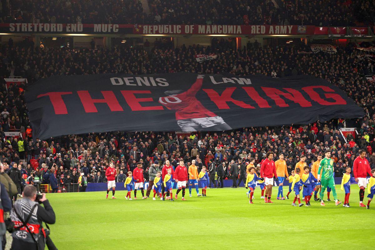 Denis Law, comemorat de fanii Manchester United