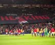 Mii de suporteri ai lui Manchester United s-au adunat pe „Old Trafford” pentru a-i aduce un omagiu lui Denis Law