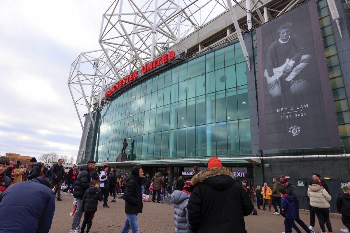 Denis Law, comemorat de fanii Manchester United