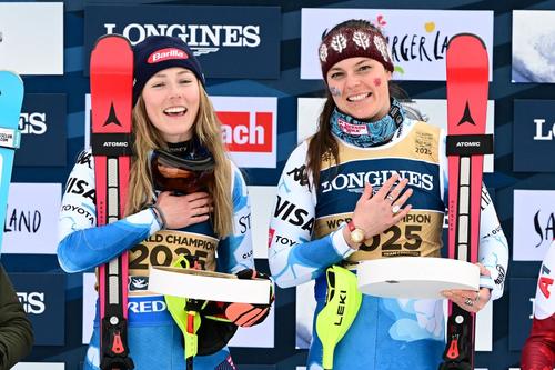 Americancele Mikaela Shiffrin și Breezy Johnson, medaliate cu aur la CM din Austria, în proba de combinată pe pe echipe Foto: Guliver / Getty Images