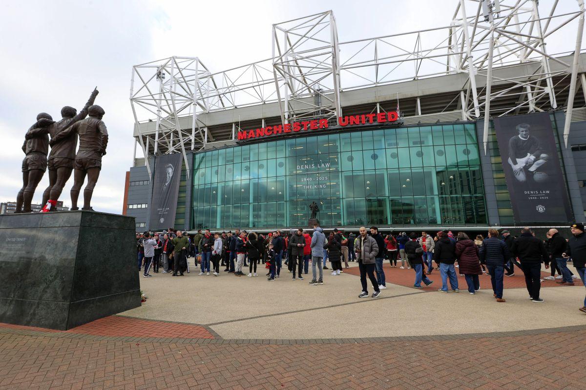 Mii de suporteri ai lui Manchester United s-au adunat pe „Old Trafford” pentru a-i aduce un omagiu lui Denis Law