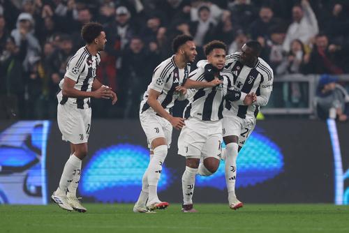 Weston McKennie (în centru) e printre cei mai în formă jucători ai lui Juventus / Foto: Imago