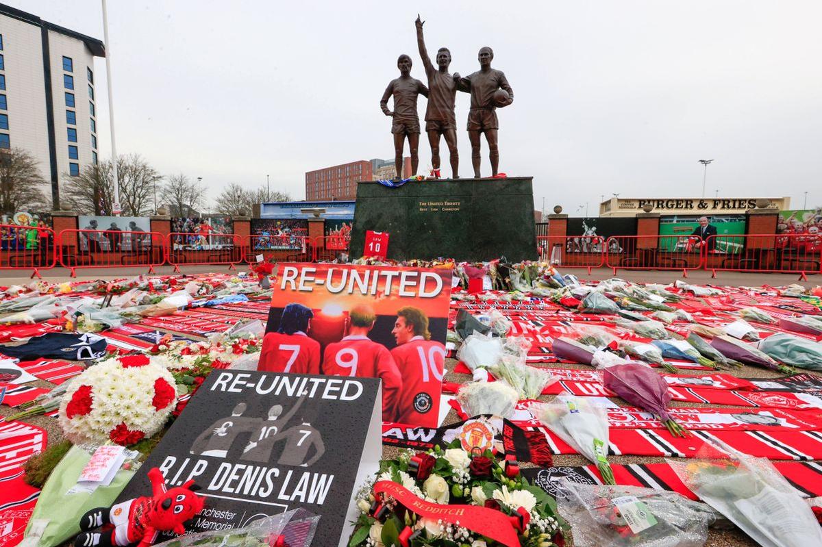 Denis Law, comemorat de fanii Manchester United