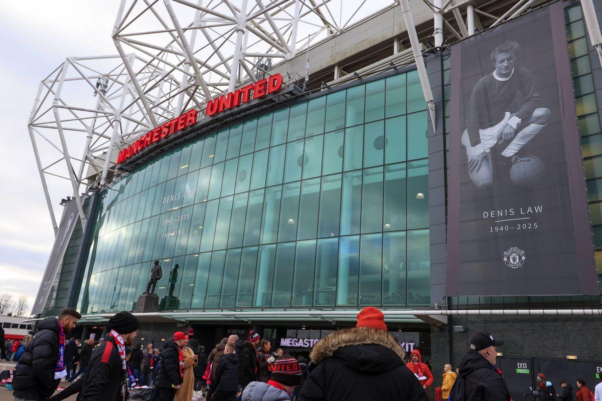 Denis Law, comemorat de fanii Manchester United