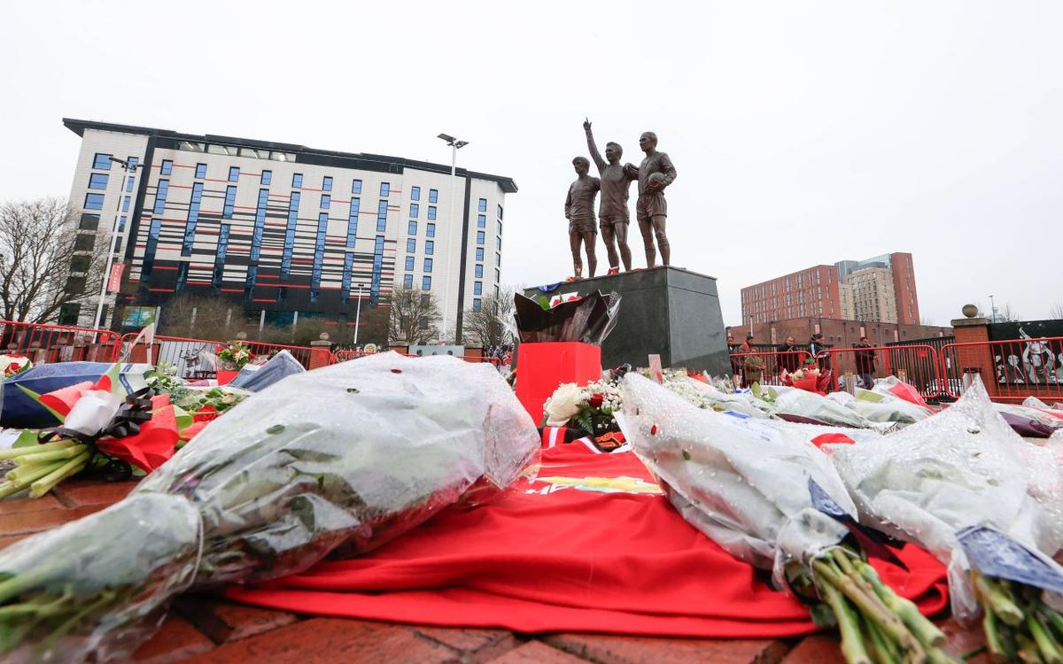 Mii de suporteri ai lui Manchester United s-au adunat pe „Old Trafford” pentru a-i aduce un omagiu lui Denis Law