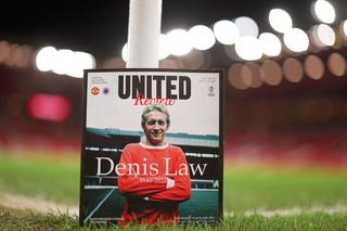 Mii de suporteri ai lui Manchester United s-au adunat pe „Old Trafford” pentru a-i aduce un omagiu lui Denis Law