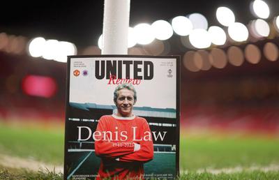 Mii de suporteri ai lui Manchester United s-au adunat pe „Old Trafford” pentru a-i aduce un omagiu lui Denis Law