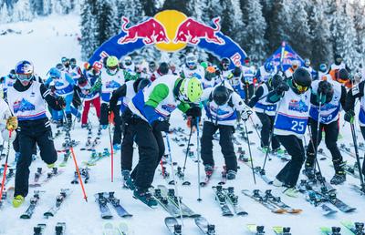 Adrenalină, viteză și costume trăsnite pe pârtie, la Red Bull Homerun