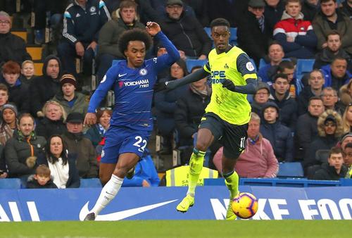 Adama Diakhaby (dreapta), la Huddersfield, în duel cu brazilianul Willian. Foto: Imago Images
