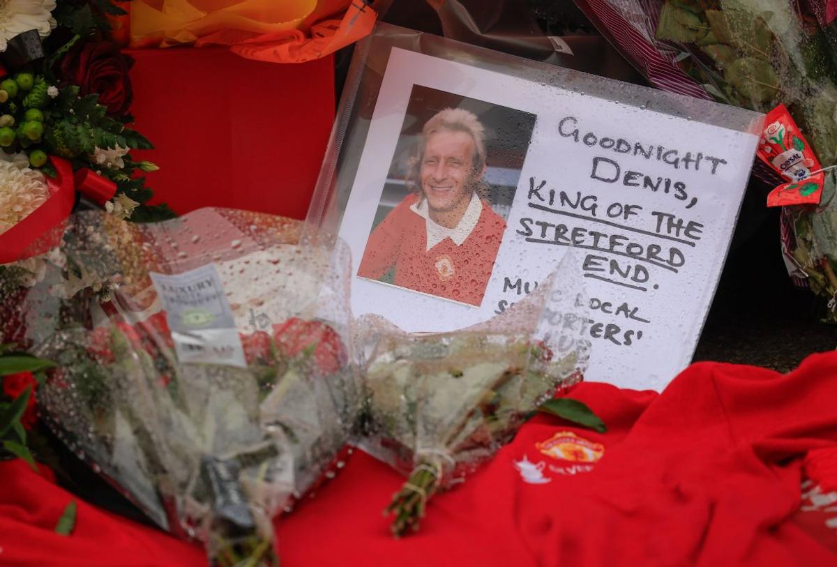 Denis Law, comemorat de fanii Manchester United