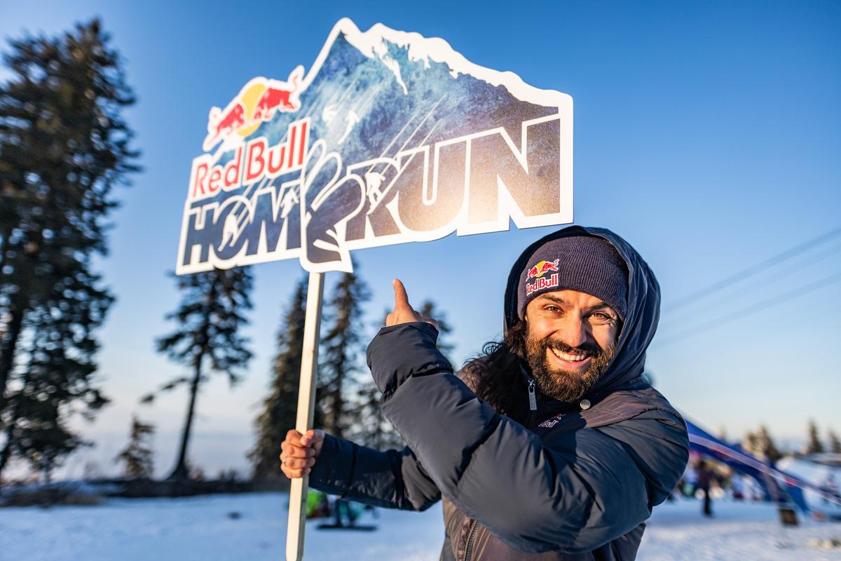 Adrenalină, viteză și costume trăsnite pe pârtie, la Red Bull Homerun