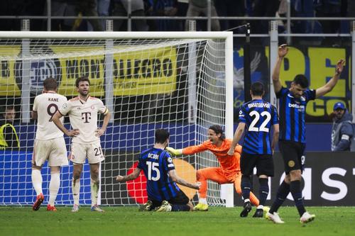 Henrikh Mkhitaryan, Francesco Acerbi și Yann Sommer, trei dintre „veteranii” lui Inter, în returul cu Bayern din „sferturile” Ligii Campionilor de la Milano / Foto: Imago