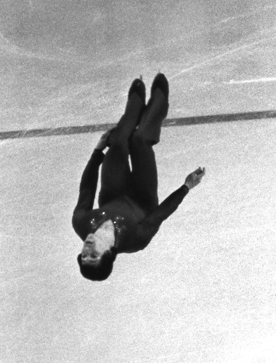 Terry Kubicka, în timpul galei demonstrative de la JO Innsbruck 1976 / Foto: Imago Images „Stingeți becul, să nu mă vadă copiii cu creierul împrăștiat pe gheață!” » Saltul mortal al lui Ilia Malinin, nemaivăzut de decenii, împarte lumea patinajului: „Nu e element, e circ pe gheață”