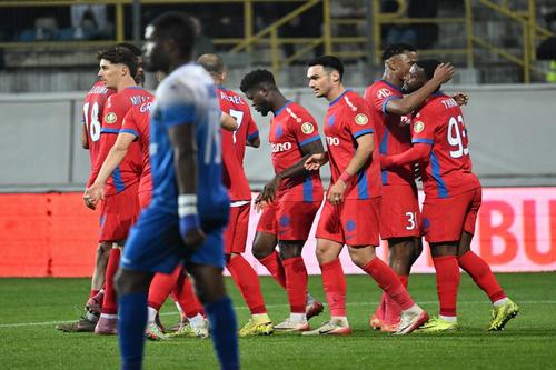 David Kiki (mijloc) este Fotbalistul care are zilele numărate la FCSB: „Viitorul lui rămâne incert” / foto: Imago Images