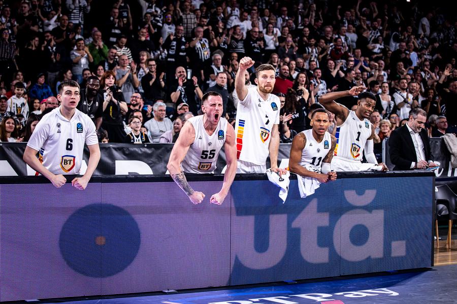U-BT Cluj-Napoca a dominat prima repriză/Foto: euroleaguebasketball.net Într-o atmosferă demnă de marile arene, U-BT Cluj-Napoca și-a asigurat prezența în „optimile” EuroCup! Prestație grozavă pentru campioana României