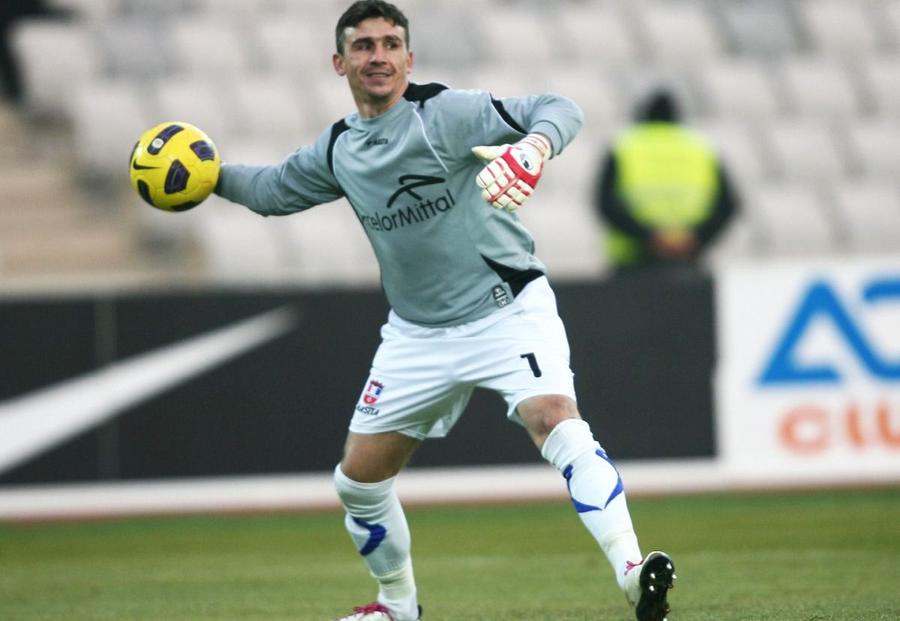 Cristian Brăneț în 2011, în poarta Oțelului / FOTO: Arhivă Gazeta Sporturilor Povestea zilei în Cupă » Fiul fostului portar din prima ligă, titular pe terenul unde tatăl lui devenea campion în 2011. Locuiește chiar peste stradă de stadion!