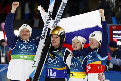 Echipa Sloveniei de sărituri cu schiurile, cu frații Domen și Nika Prevc în centru, campioană olimpică 2026 Foto: Imago Images