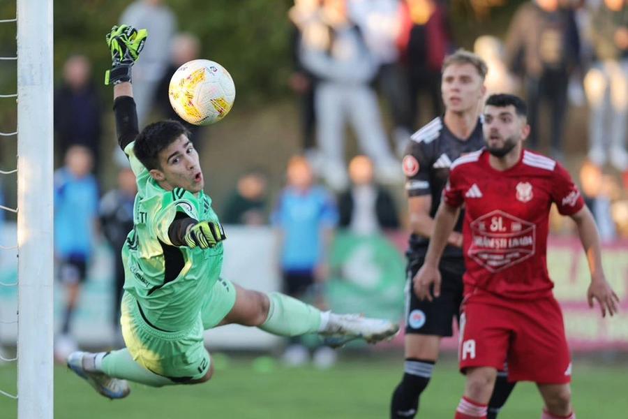 Andrei Brăneț, în meciul de Cupă Sporting Liești - Oțelul 3-3 / Sursă foto: Facebook Povestea zilei în Cupă » Fiul fostului portar din prima ligă, titular pe terenul unde tatăl lui devenea campion în 2011. Locuiește chiar peste stradă de stadion!