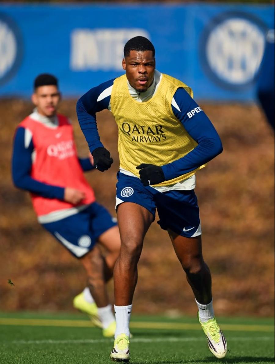 Denzel Dumfries a fost astăzi la ordinele lui Chivu după trei luni e la ultimul antrenament la Inter / Foto: X Inter Apariție neașteptată la antrenamentul lui Chivu » „Va reveni pe teren chiar după returul din play-off-ul Ligii”