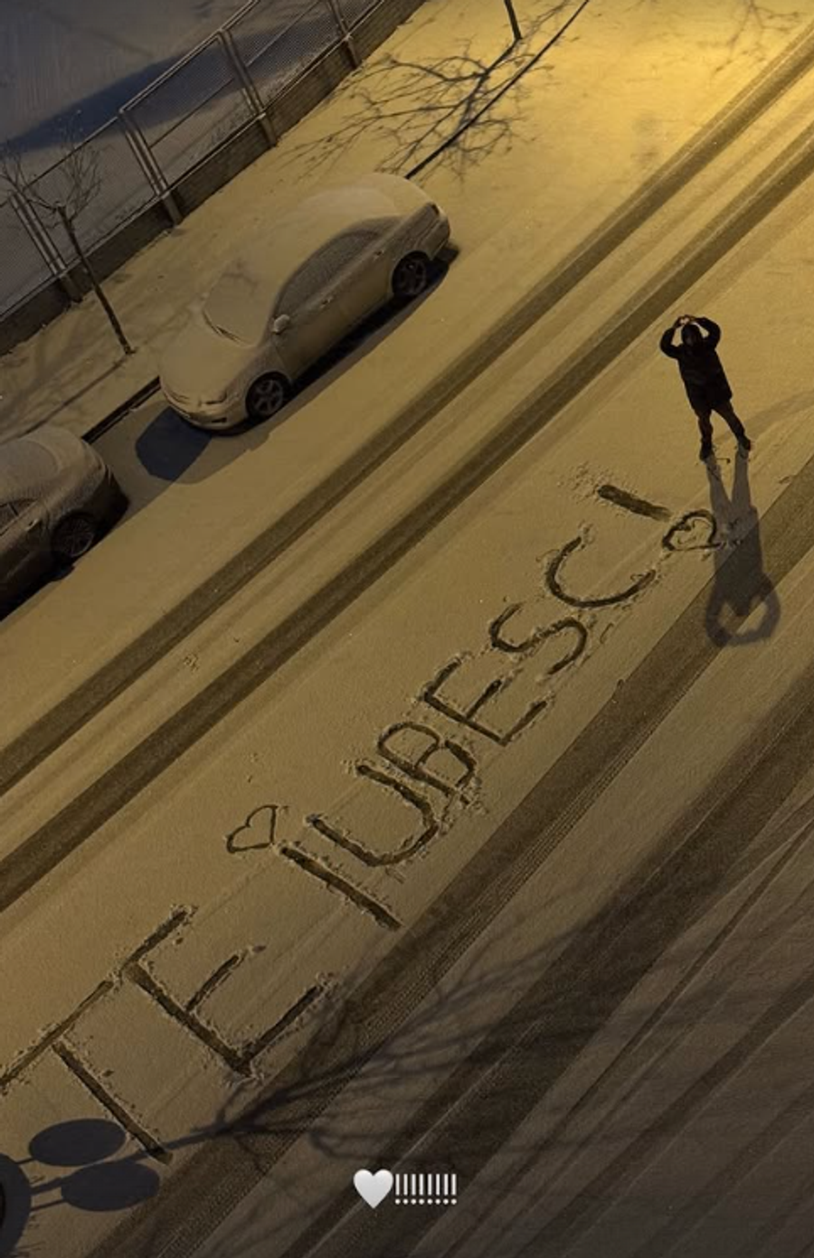 Gestul romantic al lui Daniel Bîrligea / Foto: Instagram Bîrligea a ieșit aseară în fața locuinței și a scris două cuvinte mari pe zăpada de pe stradă