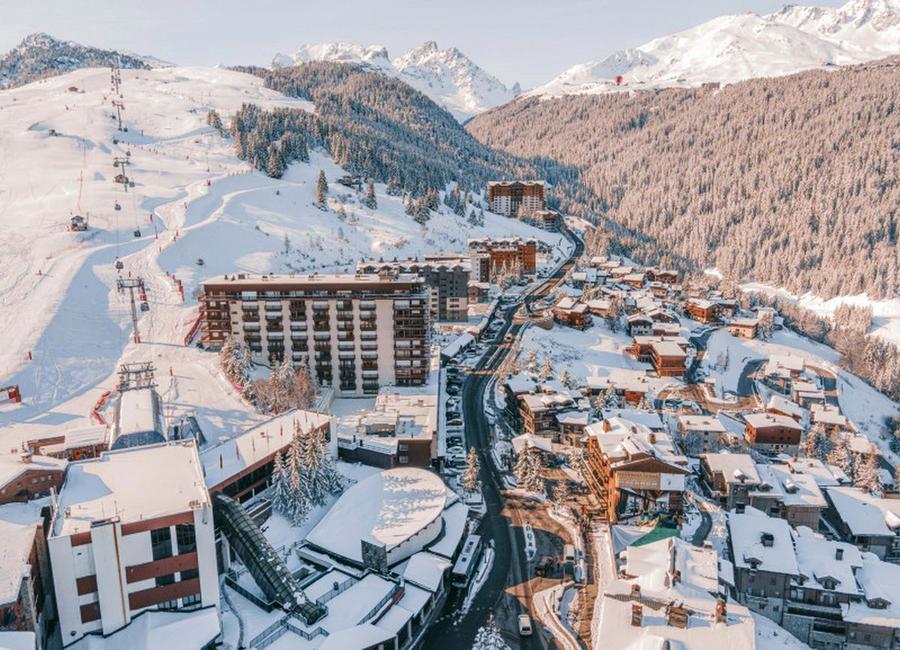 Imagine din stațiunea Courchevel, care se prezintă drept „capitala mondială a schiului” Mihai Rotaru, accident la schi în Courchevel » „Doamne iartă-mă, nu este grav!”