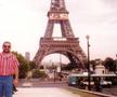 George Freundlich, în tinerețe, lângă Turnul Eiffel