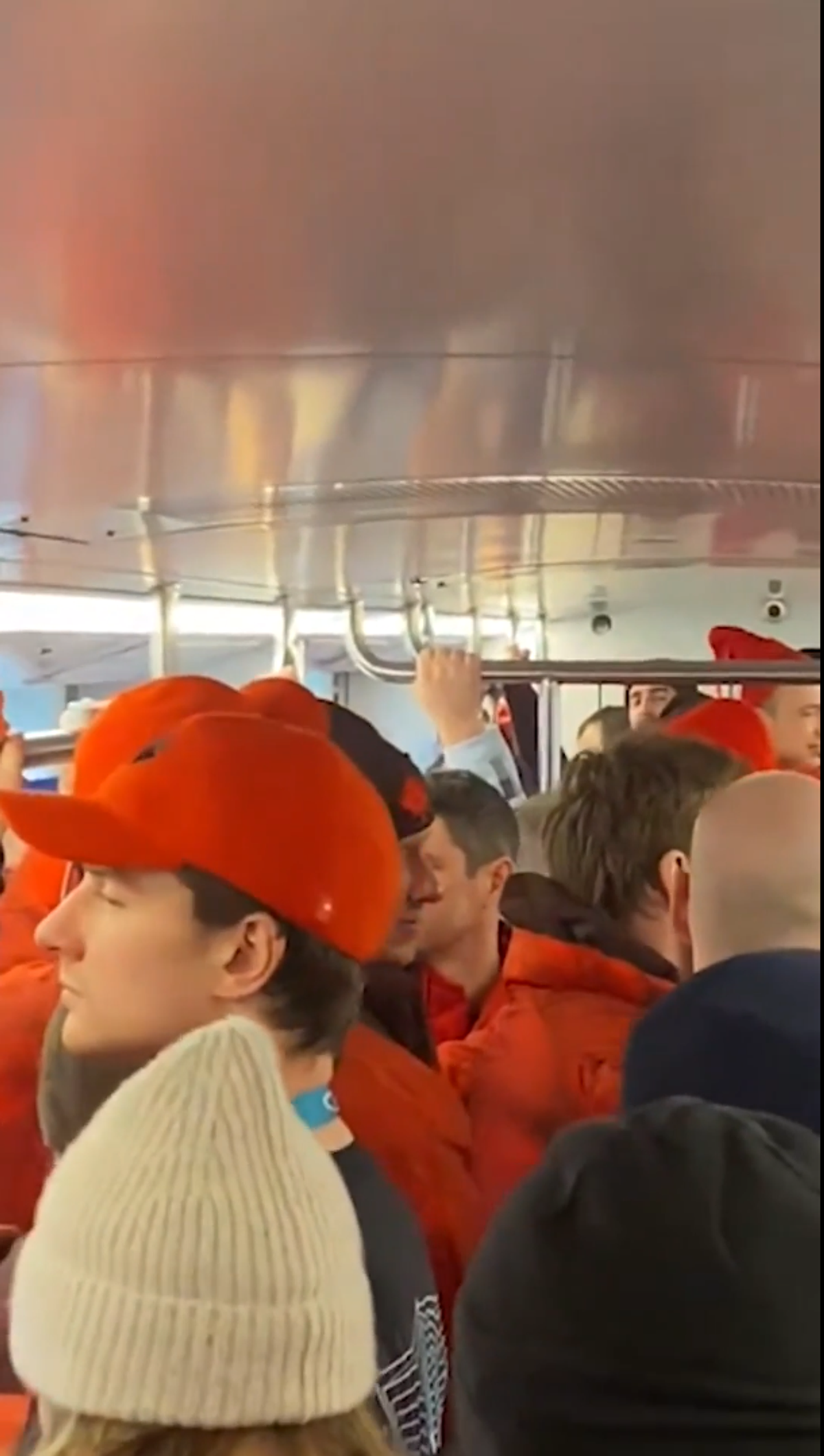 Echipa națională a Canadei se deplasează cu metroul