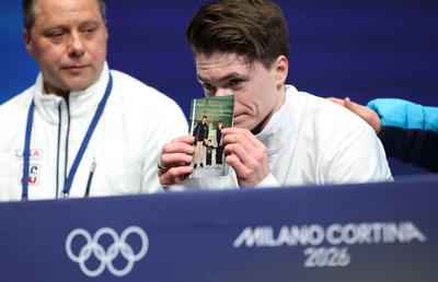 Moment emoționant la Milano: americanul Maxim Naumov, cu poza părinților săi, decedați într-un accident aviatic: „Le-am simțit prezența”