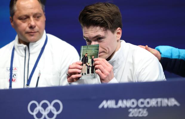Moment emoționant la Milano: americanul Maxim Naumov, cu poza părinților săi, decedați într-un accident aviatic: „Le-am simțit prezența”