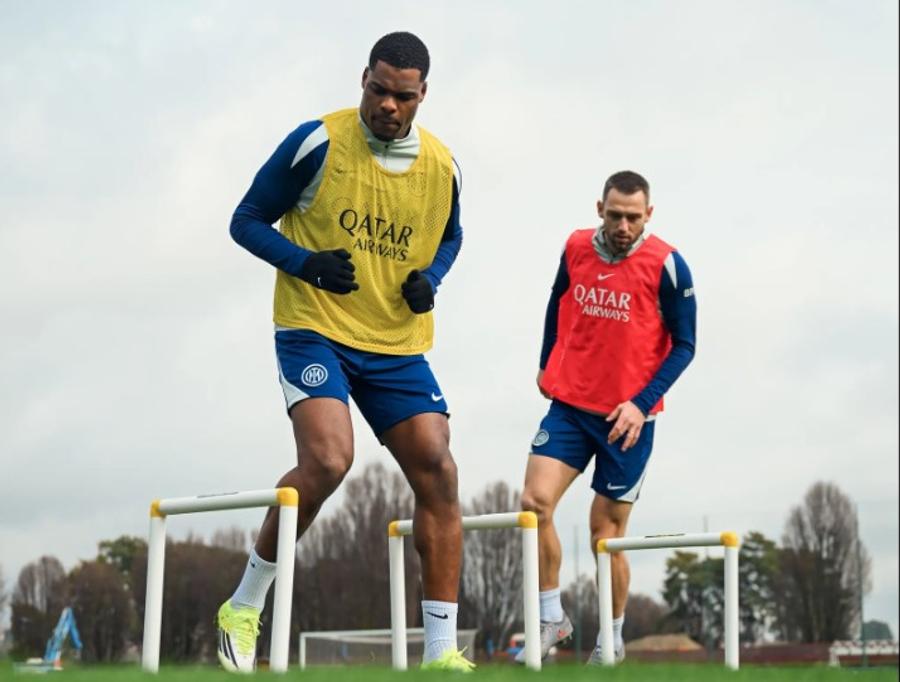 Denzel Dumfries mai are două săptămâni până când se va pregăti fără restricții la Inter / Foto: X Inter Apariție neașteptată la antrenamentul lui Chivu » „Va reveni pe teren chiar după returul din play-off-ul Ligii”