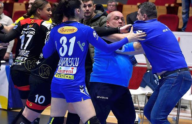 CSM BUCUREȘTI - SCM RM. VÂLCEA » VIDEO CSM câștigă dramatic meciul cu SCM Rm. Vâlcea! Bătaie între antrenori la finalul meciului