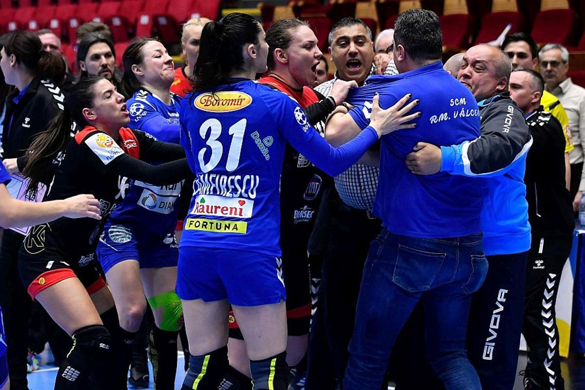 CSM BUCUREȘTI - SCM RM. VÂLCEA » VIDEO CSM câștigă dramatic meciul cu SCM Rm. Vâlcea! Bătaie între antrenori la finalul meciului