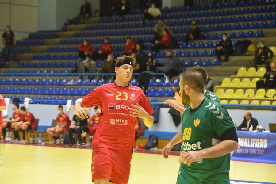 Fiul cel mic al președintelui a debutat în Alexandru Dedu, acuzat că şi-a impus fiul la echipa națională de handbal! Tânărul Călin Dedu e rezervă la Poli Timişoara