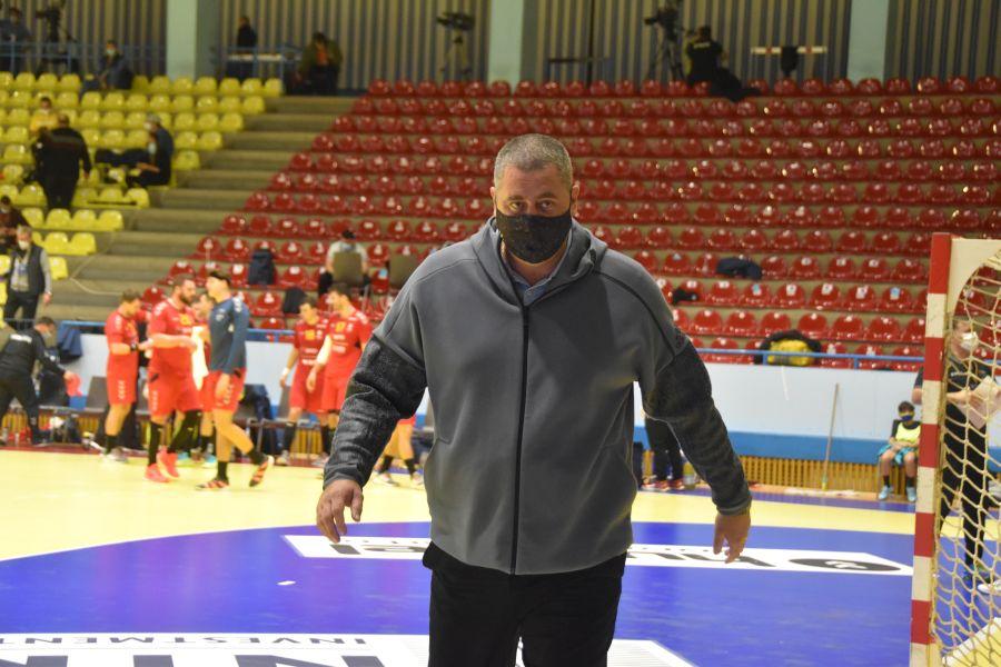Alexandru Dedu a închiriat charter pentru deplasarea în Kosovo, dar rezultatul nu a fost cel așteptat FOTO Mircea Paușeniuc Alexandru Dedu, acuzat că şi-a impus fiul la echipa națională de handbal! Tânărul Călin Dedu e rezervă la Poli Timişoara